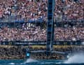 Une scène du SailGP d'Auckland, en Nouvelle-Zélande, où les équipes ont navigué devant une spectaculaire foule de fans. Sassnitz se prépare également à la première allemande des 16 et 17 août avec une tribune XL.