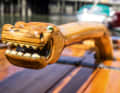 La barre oscillante est ornée d'une tête de dragon artistiquement sculptée.