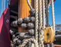 Clous, blocs de corail, palmes en bois, cordages en chanvre - tout est presque comme avant