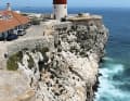 Par vent faible, un voilier contourne Europa Point au sud de Gibraltar. Le phare est un point de repère important