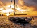 Tout est fluide : Le soleil se couche devant Capri, et "PantaRei" montre sa poupe, qui se passe de Chinois