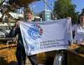 Mostrare la bandiera insieme: Arved Fuchs con la dott.ssa Ulrike Heine del Comitato tedesco per il Decennio degli Oceani (ODK) del Decennio delle Nazioni Unite per la Scienza degli Oceani per lo Sviluppo Sostenibile