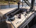 Le seul winch est placé sur une console derrière le mât, à portée de main.
