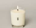 Le candele profumate di "True Grace" sono disponibili con aroma di neroli, muschio o geranio.