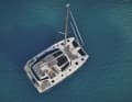 Le salon du flybridge occupe une grande partie de la surface du bimini