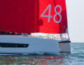 La ligne de pont nettement incurvée vers le bas est une caractéristique distinctive des créations du cabinet Marc Lombard Yacht Design. Les arêtes de coque nettement marquées confèrent du volume au-dessus de la ligne de flottaison, qui reste par ailleurs élancée.