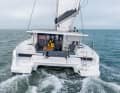 La largeur fonctionne. Le catamaran de douze mètres de long en vitesse de croisière et presque sans gîte