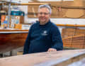 Jens Dannhus, 52, begann vor 33 Jahren im Familienbetrieb zu arbei­ten. Eines Tages möchte er die Werft seinem Sohn Jannik übergeben. Wie seine Vorfahren hegt er eine große Leidenschaft für Holz – und kleine Boote