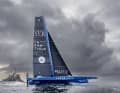 L'"SVR Lazartigue" di François Gabart è stato il primo a doppiare lo scoglio del Fastnet