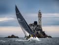 Le "Sunrise III" britannique de Thomas Kneen a pris de l'avance sur le rocher du Fastnet.