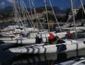 Des cerfs-volants devant le ponton du club de voile de Torbole, avant une régate