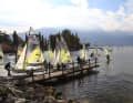 Les amateurs de dériveurs mettent leurs bateaux à l'eau au club de voile de Riva del Garda