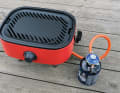 Barbecue portable avec une planche à découper pratique.