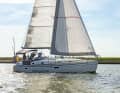 The lines of the Oceanis 361 are pleasing compared to modern designs. The rubbing strake and hull window skilfully break up the freeboard