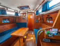 Lots of wood, lots of storage compartments: the saloon is cosy and bright thanks to the deck hatch