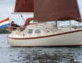 Round and cuddly: the small yacht stands out without wanting to. That makes it likeable