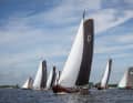 Coup d'envoi en Frise : les bateaux historiques à fond plat se mettent en place pour le coup d'envoi des championnats frisons de Skûtsjesilen.