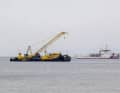 La grue flottante "Hebo Lift 10" doit soulever le yacht de 56 mètres pesant 560 tonnes. Les travaux de sauvetage ont toutefois été interrompus peu après le départ, car un plongeur est décédé pendant son travail.