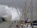Un luogo ventoso e poco accogliente. Le onde si infrangono fragorosamente contro le mura del porto di Varna, nella capitale bulgara Sofia.