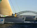 Le Giga-Cat "Geronimo" (34x 22 m) peu après le départ devant Sydney. Le 2.6.2005, le tour de l'Australie a commencé en un temps record.