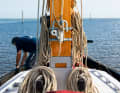 The halyards and spreaders are operated with winches on the main mast