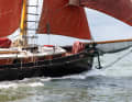 The mighty jib boom can be folded up, the water stay is equipped with a powerful tackle for this purpose