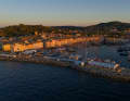 Typical Saint-Tropez: on late summer evenings, copper-coloured light falls over the church tower of Notre-Dame-de-l'Assomption and the façades of the Vieux Port, which are painted in ochre and pastel shades.