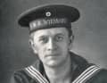 Nommé : Johann Kienau en 1916. Le bandeau de la casquette porte le nom du navire sur lequel il a coulé lors de la bataille du Skagerrak : "SMS Wiesbden".