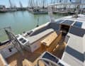 de série. Bancs derrière les montants de barre et écoute de grand-voile articulée sur l'étrier