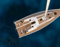 Alles nach achtern, und das Cockpit bleibt frei. Die Illustration oben zeigt das Deckslayout des Standardbootes