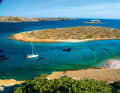 Mouillage devant la petite île de Koutsomitis, au sud d'Astipalaia : une destination idéale pour une excursion balnéaire.