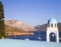 Chapelle en blanc et bleu typique de la Grèce, au-dessus de la baie d'Emporio.