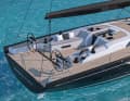 Il layout della versione da regata: winch primari e secondari per la scotta della randa e del genoa sulla mastra del pozzetto e dietro di essa, winch sul tetto a lato dell'imbarcadero per le drizze e le cime d'assetto. In più, un lungo carrello sul pavimento del pozzetto.