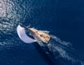 Aus der Vogelperspektive zeigt die GS65 LC ihre Proportionen: viel Segelfläche, breites Heck und ein klares Deckslayout.