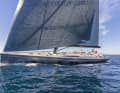 Il Grand Soleil 72 Performance del Cantiere del Pardo sotto randa: linee sportive, lungo bompresso e un layout di coperta chiaramente progettato per le prestazioni.