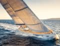Un trait d'argent dans le ciel de la voile : le propriétaire de "Cefea", Marc Giorgetti, apprécie la position de barre sous le vent.