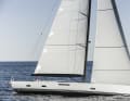 Des lignes excitantes : le concepteur maison de Solaris, Javier Soto Acebal, a conçu la coque du bateau amiral de manière sportive, comme à son habitude, avec un double safran et une étrave légèrement négative et émoussée. Sur les parcours les plus exigeants, 686 mètres carrés sont au vent, grâce à une grand-voile avec un top étroit et sans backstage.