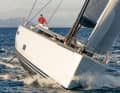 Stable: The design limits the angle of inclination. Hence the wide stern with two rudder blades and soft hull edges, which also adorn the bow.
