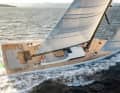 Pour la construction en carbone de 33,77 mètres de long, la facilité d'utilisation était particulièrement importante pour lui. La grand-voile et la voile d'avant auto-vireuse sont amenées par simple pression sur un bouton grâce au Magic Trim.