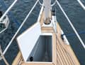 Hallberg-Rassy 310: Tiefer Ankerkasten, in dem auch Fender gelagert werden können. Die Form des Bug­korbes ist benutzungsfreundlich, die Fest­haltemöglichkeiten sind gut. Die versenkte Rollanlage gehört bei HR zum Lieferumfang