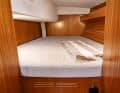 Hallberg-Rassy 310 : avec une largeur à hauteur d'épaule de 1,40 mètre, le bateau suédois remplit tout juste les exigences minimales pour que deux personnes adultes puissent y dormir. Les coussins de la couchette sont très confortables, et les balancelles latérales en acajou plaisent également.