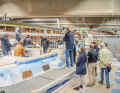 Hallberg-Rassy vous invite dans ses propres halls, où se trouvent des yachts à différents stades de production.