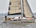 Marche bien : à 4 Beaufort, le bateau prend de la vitesse et du plaisir. Les voiles de qualité supérieure