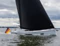 Avec son grand génois noir, le Hanse 461 file à toute allure dans les eaux du Bodden de Greifswald, poussé par un vent vif. Photo : YACHT / Nils Günter