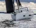 De face, on se rend bien compte de la largeur de la coque. La vitre fixe et le toit rigide offrent un grand confort. Photo : YACHT / Nils Günter