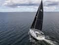 Cette vue aérienne montre le grand cockpit aux lignes épurées. À l'arrière, on navigue à la voile ; à l'avant, on navigue en dérive. Photo : YACHT / Nils Günter