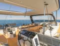 Le cockpit avant est séparé des postes de pilotage, où ...