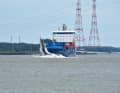 Pentecôte 2019 sur l'Elbe : la goélette pilote No. 5 "Elbe" passe devant l'étrave d'un porte-conteneurs