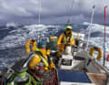Auf See steuert die Crew abwechselnd