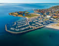 Superbe étape au nord de l'Øresund : Helsingør en Zélande. Sur la photo, le grand port Nordhavn devant, et le célèbre "château de Hamlet" Kronborg derrière.